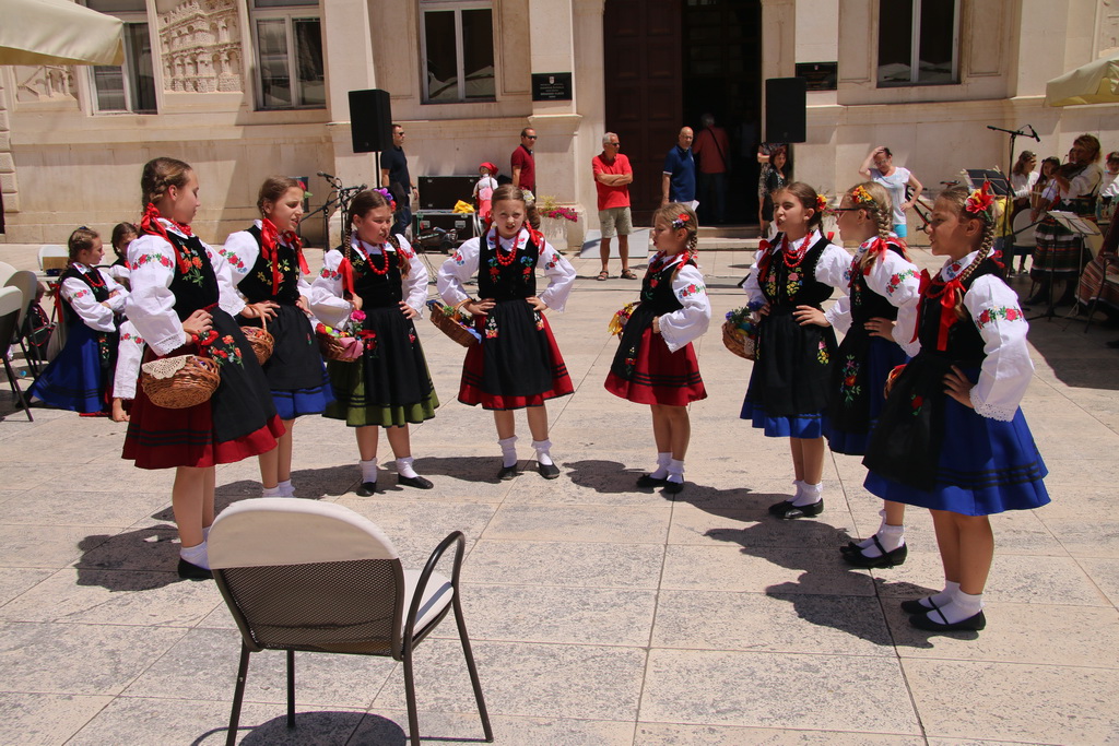OŠ Zadarski otoci, učenici na Narodnom trgu