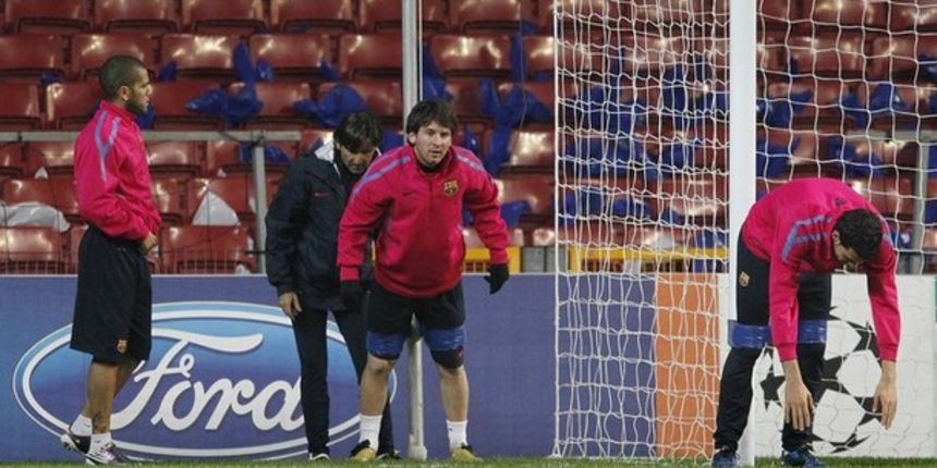 Barcelona Dani Alves waits as teammates Lionel Messi and Sergio Busquets stretch during a training session at Parken stadium in Copenhagen // Reuters Barcelona Dani Alves waits as teammates Lionel Messi and Sergio Busquets stretch during a training session at Parken stadium in Copenhagen // Reuters