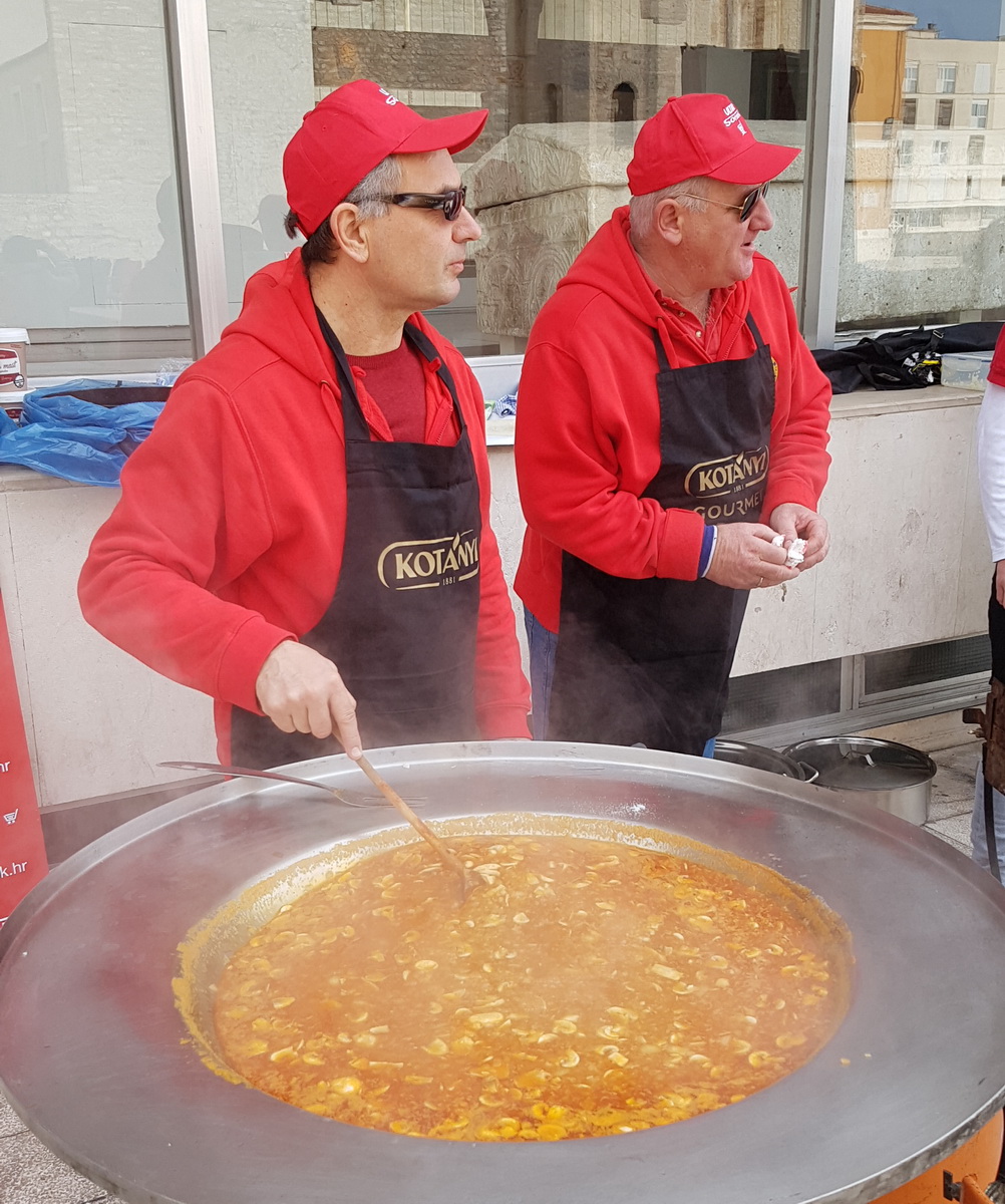 Turopoljsko srce srcu Zadra: Buševačke delicije i folklorni program na Forumu