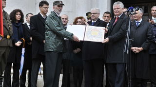 Dubrovnik, 061211.
Svecani mimohod i postrojavanje branitelja grada Dubrovnika iz 1991. godine na Stradunu u sklopu proslave dana Branitelja pred predsjednikom RH Ivom Josipovicem.
Na slici: general bojnik Nojko Marinovic i gradonacelnik Dubrovnika Andro Dubrovnik, 061211.
Svecani mimohod i postrojavanje branitelja grada Dubrovnika iz 1991. godine na Stradunu u sklopu proslave dana Branitelja pred predsjednikom RH Ivom Josipovicem.
Na slici: general bojnik Nojko Marinovic i gradonacelnik Dubrovnika Andro