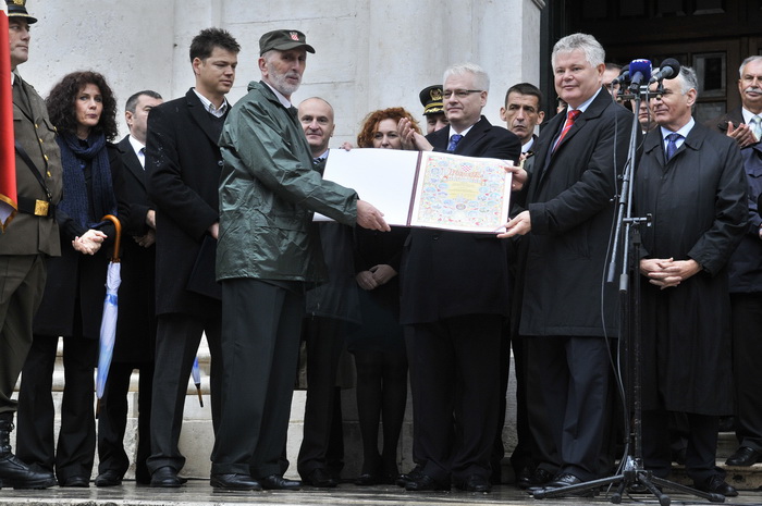Dubrovnik, 061211.
Svecani mimohod i postrojavanje branitelja grada Dubrovnika iz 1991. godine na Stradunu u sklopu proslave dana Branitelja pred predsjednikom RH Ivom Josipovicem.
Na slici: general bojnik Nojko Marinovic i gradonacelnik Dubrovnika Andro Dubrovnik, 061211.
Svecani mimohod i postrojavanje branitelja grada Dubrovnika iz 1991. godine na Stradunu u sklopu proslave dana Branitelja pred predsjednikom RH Ivom Josipovicem.
Na slici: general bojnik Nojko Marinovic i gradonacelnik Dubrovnika Andro