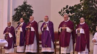 Kistanje: Zadarski nadbiskup Želimir Puljić blagoslovio relikvije sv. Nikole. Foto: Hrvoje Jelavić/PIXSELL Kistanje: Zadarski nadbiskup Želimir Puljić blagoslovio relikvije sv. Nikole. Foto: Hrvoje Jelavić/PIXSELL