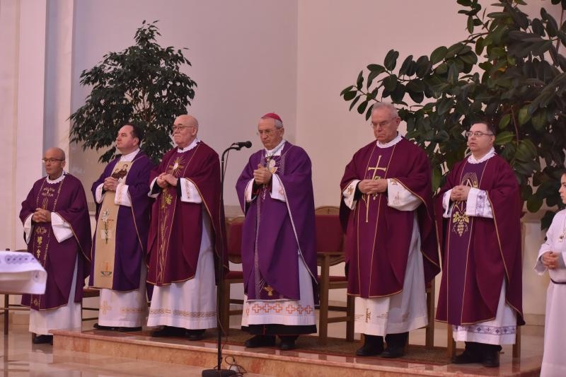 Kistanje: Zadarski nadbiskup Želimir Puljić blagoslovio relikvije sv. Nikole. Foto: Hrvoje Jelavić/PIXSELL Kistanje: Zadarski nadbiskup Želimir Puljić blagoslovio relikvije sv. Nikole. Foto: Hrvoje Jelavić/PIXSELL