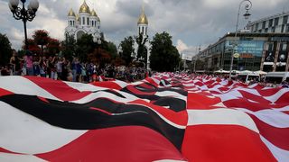 U Fun zoni u Kalinjingradu hrvatski navijači razvili 96-metarsku zastavu