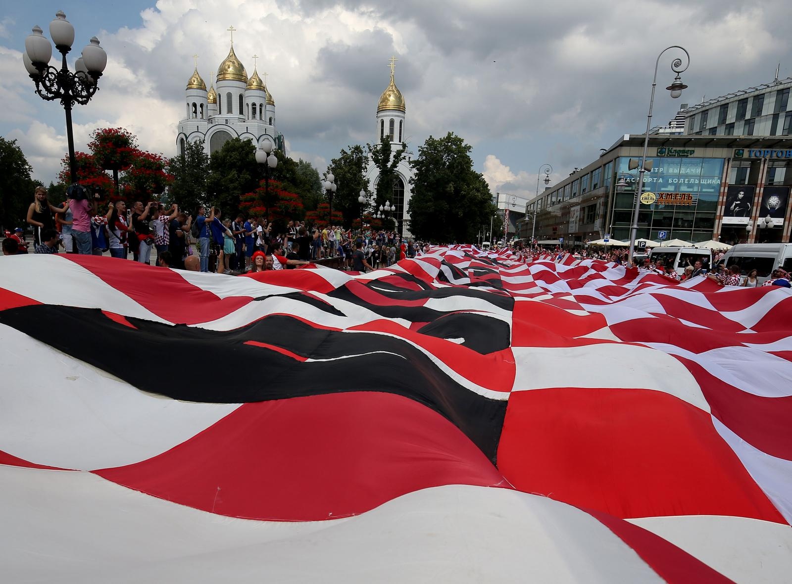 U Fun zoni u Kalinjingradu hrvatski navijači razvili 96-metarsku zastavu