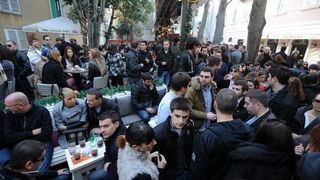 Zadar, 241212.
Na danasnji dan kao i svake godine u ovo vrijeme, cijeli Poluotok, a pogotovo Varos, pun je Zadrana koji uzivaju u bakalaru i druzenju s obitelji i prijateljima. Kroz citav grad prolaze klape i sviraci pjevajuci prigodne pjesme.
Na fotograf Zadar, 241212.
Na danasnji dan kao i svake godine u ovo vrijeme, cijeli Poluotok, a pogotovo Varos, pun je Zadrana koji uzivaju u bakalaru i druzenju s obitelji i prijateljima. Kroz citav grad prolaze klape i sviraci pjevajuci prigodne pjesme.
Na fotograf