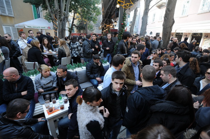 Zadar, 241212.
Na danasnji dan kao i svake godine u ovo vrijeme, cijeli Poluotok, a pogotovo Varos, pun je Zadrana koji uzivaju u bakalaru i druzenju s obitelji i prijateljima. Kroz citav grad prolaze klape i sviraci pjevajuci prigodne pjesme.
Na fotograf Zadar, 241212.
Na danasnji dan kao i svake godine u ovo vrijeme, cijeli Poluotok, a pogotovo Varos, pun je Zadrana koji uzivaju u bakalaru i druzenju s obitelji i prijateljima. Kroz citav grad prolaze klape i sviraci pjevajuci prigodne pjesme.
Na fotograf