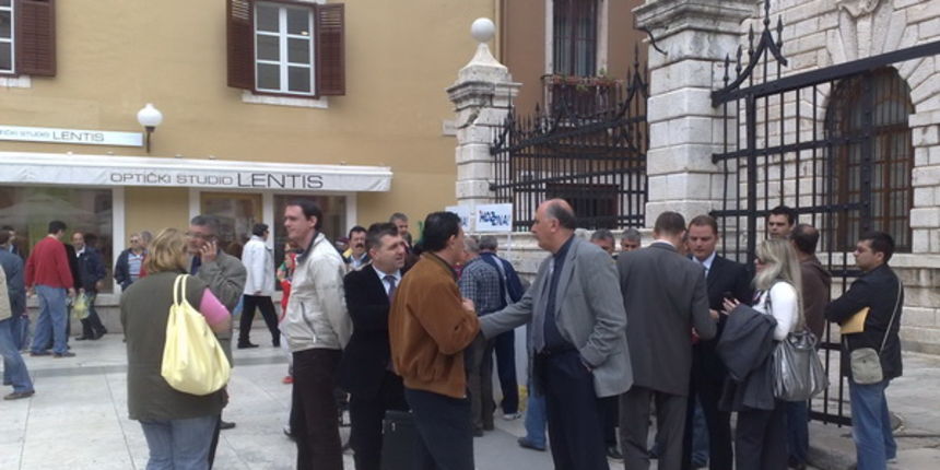 HDZ-ov stand na narodnom trgu HDZ-ov stand na narodnom trgu