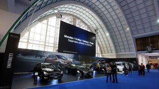 Posjetitelji razgledavaju modele automobila na Zagreb Auto Showu  koji se održava na zagrebačkom Velesajmu.  Photo: Borna Filić/PIXSELL