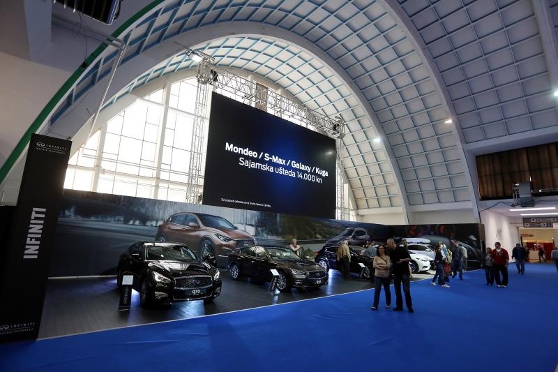 Posjetitelji razgledavaju modele automobila na Zagreb Auto Showu  koji se održava na zagrebačkom Velesajmu.  Photo: Borna Filić/PIXSELL