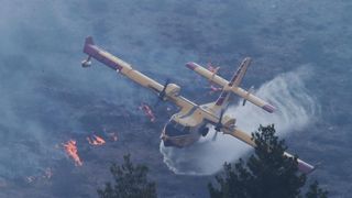 Podstrana u dimu, požar gasi i kanader Podstrana u dimu, požar gasi i kanader