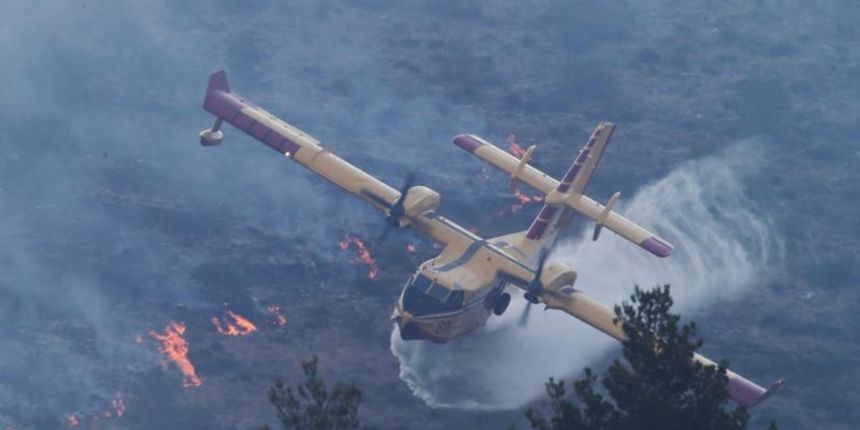 Podstrana u dimu, požar gasi i kanader
