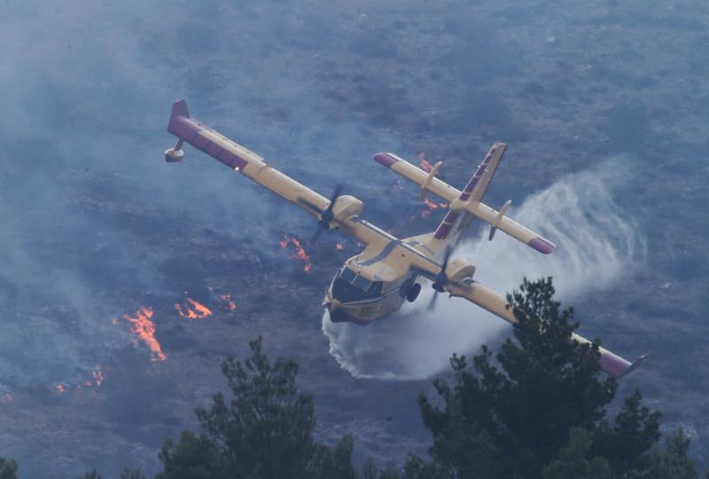 Podstrana u dimu, požar gasi i kanader Podstrana u dimu, požar gasi i kanader