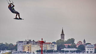 Kiteri i surferi uživali u jakom jugu