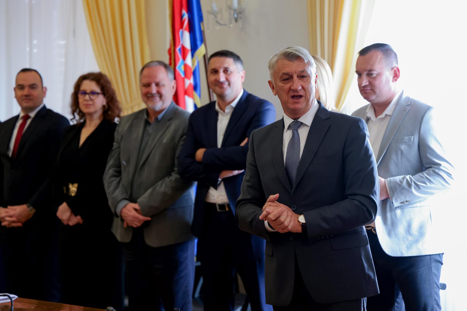 Župan Longin primio predstavnike medija koji prate rad Zadarske županije Župan Longin primio predstavnike medija koji prate rad Zadarske županije