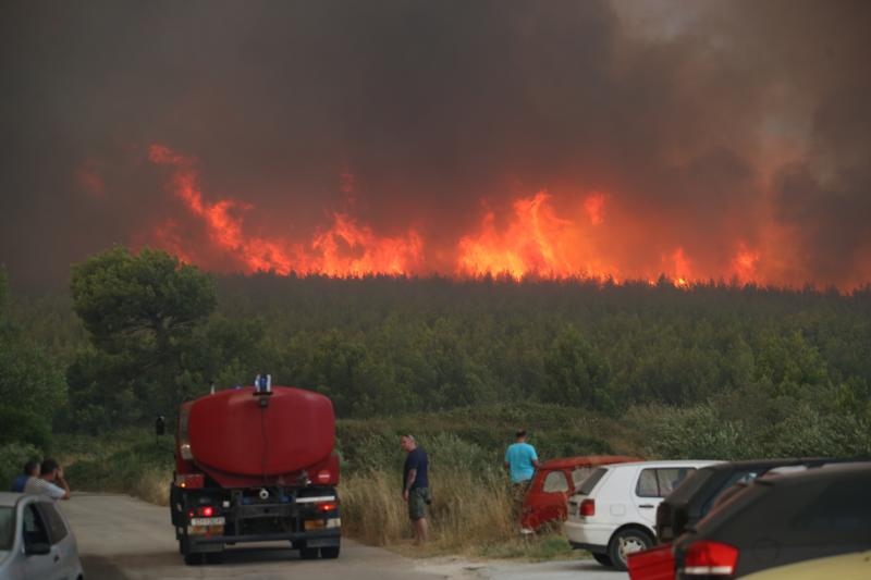 Žrnovnica: Vatra je sve bliže Splitu, nebo je prekriveno dimom Žrnovnica: Vatra je sve bliže Splitu, nebo je prekriveno dimom