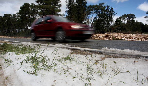 Zadar, 200412.
Na sirem Biogradskom podrucju danas u jutarnjim satima pala je velika tuca sto je prouzrocilo velike stete na poljuprivrednim usjevima.
Foto: Andrija Lucic / Cropix