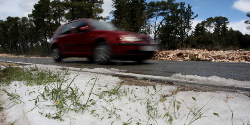 Zadar, 200412.
Na sirem Biogradskom podrucju danas u jutarnjim satima pala je velika tuca sto je prouzrocilo velike stete na poljuprivrednim usjevima.
Foto: Andrija Lucic / Cropix