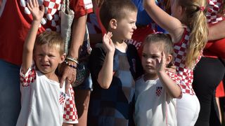 Šime Strikoman i nekoliko stotina Zadrana u Stanovima snimili milenijsku fotografiju u podrške Vatrenima Šime Strikoman i nekoliko stotina Zadrana u Stanovima snimili milenijsku fotografiju u podrške Vatrenima