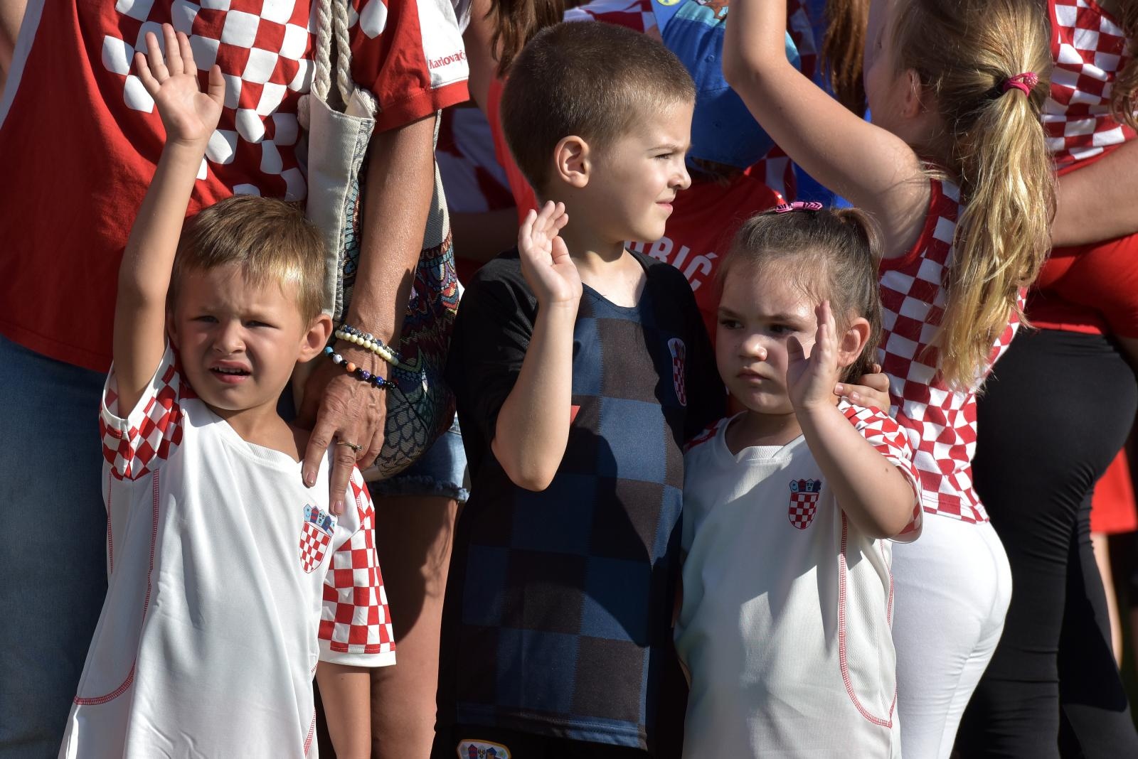 Šime Strikoman i nekoliko stotina Zadrana u Stanovima snimili milenijsku fotografiju u podrške Vatrenima Šime Strikoman i nekoliko stotina Zadrana u Stanovima snimili milenijsku fotografiju u podrške Vatrenima
