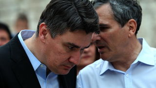 Zadar, 120513.
Trg pet bunara, Poluotok. 
Predizborni skup SDP-a na kojem je sudjelovao predsjednik stranke Zoran Milanovic. Na skupu je predstavljen i kandidat za gradonacelnika Zadra Ivo Bilic. Na fotografiji: Zoran Milanovic i Ivo Bilic.
Foto: Jure Mis