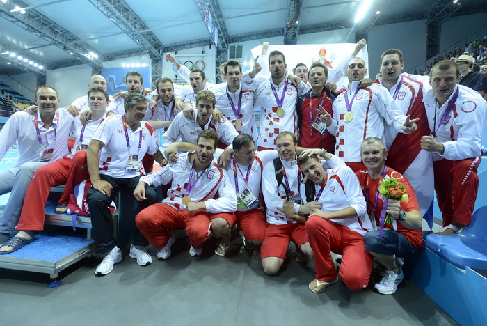 London, 120812.
Vaterpolo Arena.
Hrvatska muska vaterpolo reprezentacija pobijedila je u finalnoj utakmici protiv Italije tijekom Olimpijskih Igara u Londonu.
Na fotografiji: Hrvatska je osvojila zlatnu medalju.
Foto: Drago Sopta / CROPIX London, 120812.
Vaterpolo Arena.
Hrvatska muska vaterpolo reprezentacija pobijedila je u finalnoj utakmici protiv Italije tijekom Olimpijskih Igara u Londonu.
Na fotografiji: Hrvatska je osvojila zlatnu medalju.
Foto: Drago Sopta / CROPIX