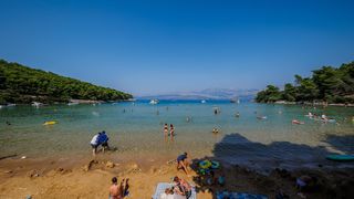 Uvala Lovrečina: Egzotična pješčana oaza na Braču u kojoj su uživali i stari Rimljani Uvala Lovrečina: Egzotična pješčana oaza na Braču u kojoj su uživali i stari Rimljani