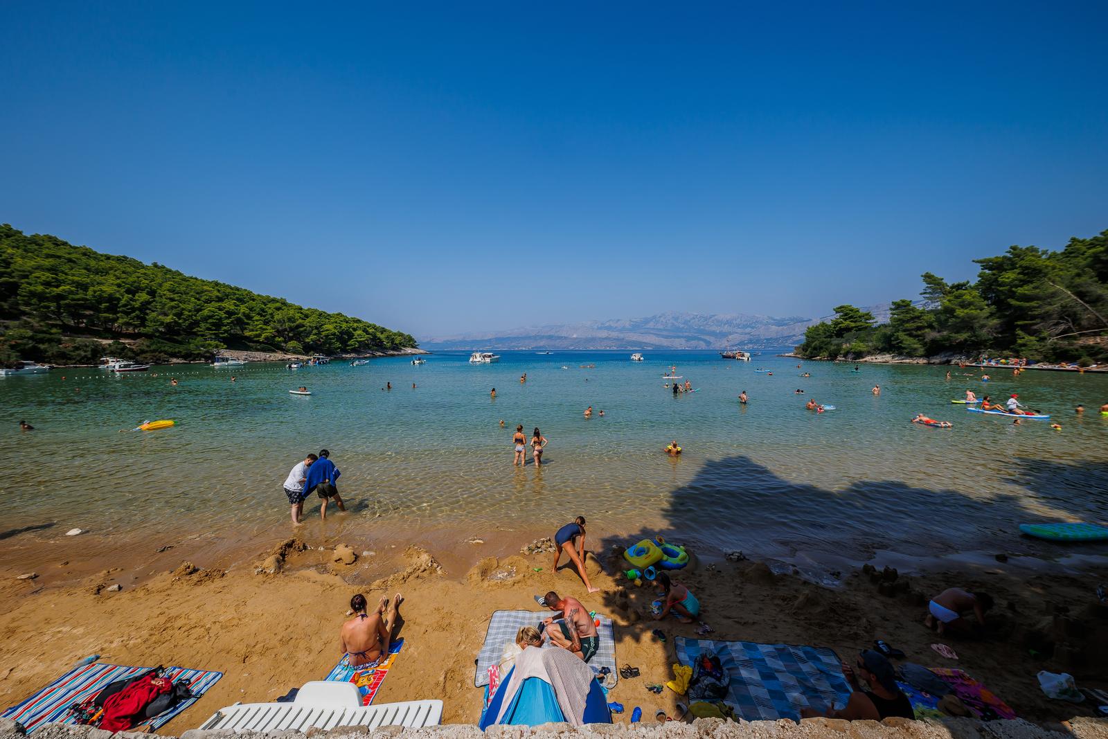 Uvala Lovrečina: Egzotična pješčana oaza na Braču u kojoj su uživali i stari Rimljani Uvala Lovrečina: Egzotična pješčana oaza na Braču u kojoj su uživali i stari Rimljani