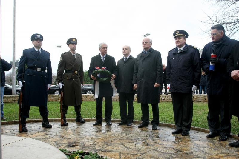 21.01.2014., Zadar – Predsjednik Hrvatskog sabora Josip Leko i ministar branitelja Predrag Matic polozili su vijence u sklopu 21. obljetnice vojno-redarstvene operacije Maslenica ’93. Photo: Dino Stanin/PIXSELL 21.01.2014., Zadar – Predsjednik Hrvatskog sabora Josip Leko i ministar branitelja Predrag Matic polozili su vijence u sklopu 21. obljetnice vojno-redarstvene operacije Maslenica ’93. Photo: Dino Stanin/PIXSELL