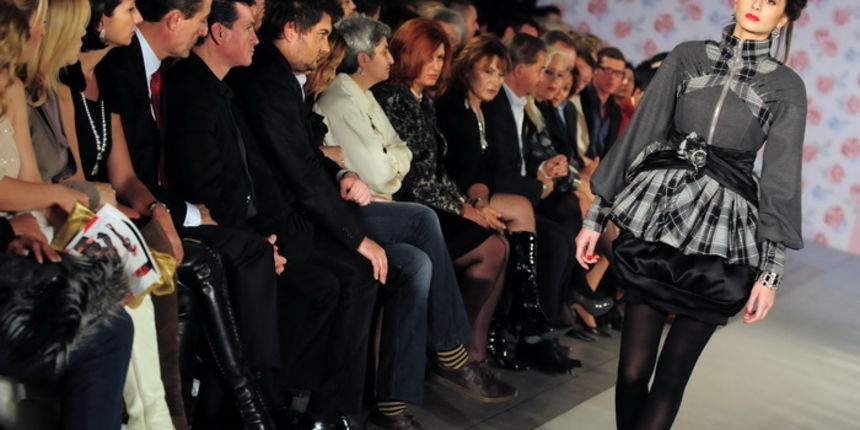 Skopje, Makedonija, 301010.
Sinoc je poceo ‘fashion weekend’ u Skopju. Na otvaranju
‘fashion weekend’-a revijom se predstavila poznata makedonska dizajnerica Elena Luka.
Na slici: lijepe manekenke su nosile modele u baroknom stilu.
Foto: Maja Zlatevska /