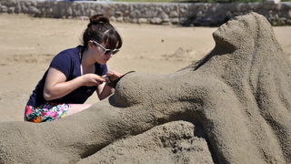 Lopar, 150612.
Nakon tri dana zavrsen je Prvi festival skulpture u pijesku
Najpjescanija plaza u Loparu, Rajska plaza ugostila je umjetnike i studente likovne akademije iz Zagreba na prvom festivalu skulpture u pijesku. Ukupno je izradjeno sedam skulptur Lopar, 150612.
Nakon tri dana zavrsen je Prvi festival skulpture u pijesku
Najpjescanija plaza u Loparu, Rajska plaza ugostila je umjetnike i studente likovne akademije iz Zagreba na prvom festivalu skulpture u pijesku. Ukupno je izradjeno sedam skulptur