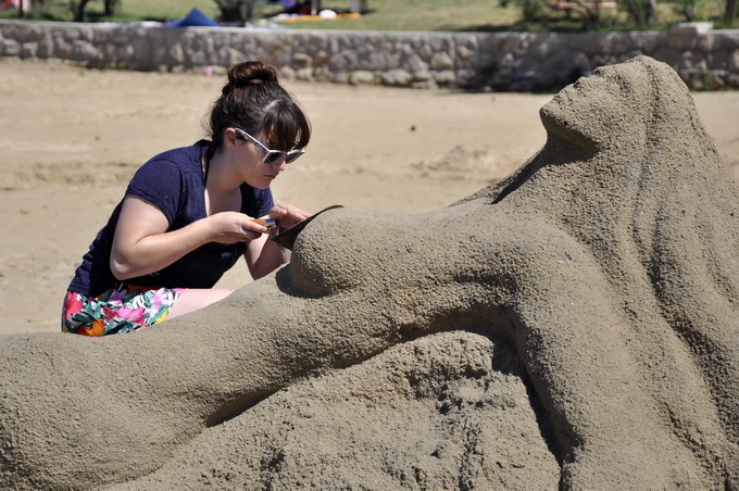 Lopar, 150612.
Nakon tri dana zavrsen je Prvi festival skulpture u pijesku
Najpjescanija plaza u Loparu, Rajska plaza ugostila je umjetnike i studente likovne akademije iz Zagreba na prvom festivalu skulpture u pijesku. Ukupno je izradjeno sedam skulptur Lopar, 150612.
Nakon tri dana zavrsen je Prvi festival skulpture u pijesku
Najpjescanija plaza u Loparu, Rajska plaza ugostila je umjetnike i studente likovne akademije iz Zagreba na prvom festivalu skulpture u pijesku. Ukupno je izradjeno sedam skulptur