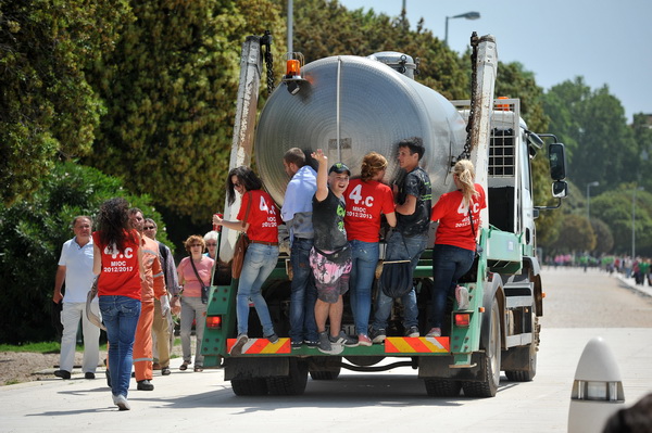 Zadar, 170513. 
Danas su se ucenici zavrsnih razreda zadarskih srednjih skola oprostili od skolskih klupa tradicionalnom Norijadom. 
Uz neizostavni alkohol, pjesmu i prosipanje brasna i jaja po centru grada, nakratko su privukli pozornost prolaznika na se