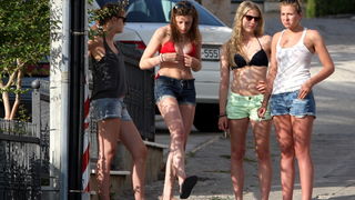 Zadar, 020712.
Danasnjih 34 stpupnja koliko je bilo u Zadru, mnoge je natjeralo da osvjezenje potraze u moru. 
Na fotografiji: detalj sa plaze u Zadru.
Foto: Andrija Lucic / Cropix