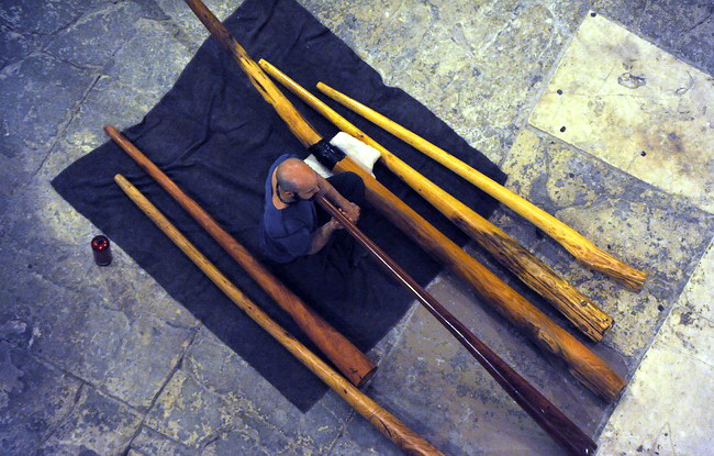 Zadar, 300510.
Veceras je u u crkvi Sv. Donata u sklopu projekta “Dolazak u bastinu” gostovao Dubravko Lapaine svirac didgeridooa, najstarijeg puhaceg instrumenta porijeklom iz Australije.
Foto: Andrija Lucic / Cropix Zadar, 300510.
Veceras je u u crkvi Sv. Donata u sklopu projekta “Dolazak u bastinu” gostovao Dubravko Lapaine svirac didgeridooa, najstarijeg puhaceg instrumenta porijeklom iz Australije.
Foto: Andrija Lucic / Cropix