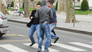 Incident nakon izricanja presude Komšiću: Stric ubijene Kristine nasrnuo na prolaznika Incident nakon izricanja presude Komšiću: Stric ubijene Kristine nasrnuo na prolaznika