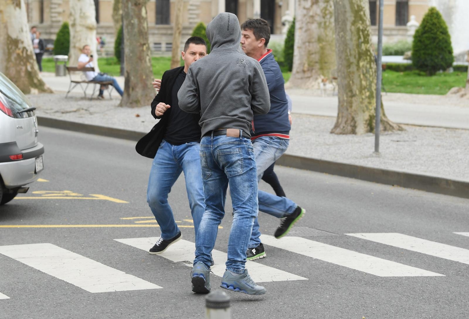 Incident nakon izricanja presude Komšiću: Stric ubijene Kristine nasrnuo na prolaznika Incident nakon izricanja presude Komšiću: Stric ubijene Kristine nasrnuo na prolaznika