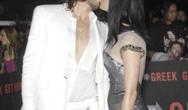 Katy se hvali nogama, Russel dlakavim prsima (Tportal.hr)