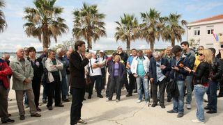 Ispred zgrade Općine Vir održan je prosvjed mještana i udruge Vir bez podjela na kojem su okupljeni izrazili svoje nezadovoljstvo politikom aktualne vlasti.  Photo: Dino Stanin/PIXSELL