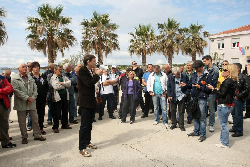Ispred zgrade Općine Vir održan je prosvjed mještana i udruge Vir bez podjela na kojem su okupljeni izrazili svoje nezadovoljstvo politikom aktualne vlasti.  Photo: Dino Stanin/PIXSELL