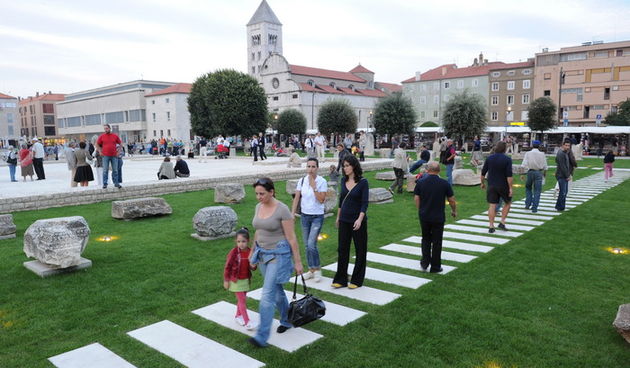 Zadar, 240910. 
Danas je u Zadru svecano otvorena preuredjena Poljana Ivana Pavla 2. Poljana, odnosno prostor koji se proteze od juznog portikata Foruma prema Ulici Zadarskog mira 1358. uredila se prema idejnom projektu zadarskog arhitekta Ante Uglesica.