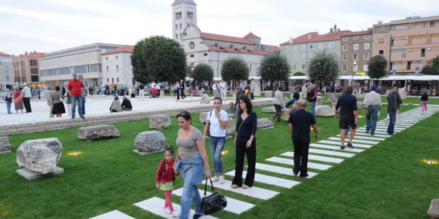 Zadar, 240910.
Danas je u Zadru svecano otvorena preuredjena Poljana Ivana Pavla 2. Poljana, odnosno prostor koji se proteze od juznog portikata Foruma prema Ulici Zadarskog mira 1358. uredila se prema idejnom projektu zadarskog arhitekta Ante Uglesica. Zadar, 240910.
Danas je u Zadru svecano otvorena preuredjena Poljana Ivana Pavla 2. Poljana, odnosno prostor koji se proteze od juznog portikata Foruma prema Ulici Zadarskog mira 1358. uredila se prema idejnom projektu zadarskog arhitekta Ante Uglesica.