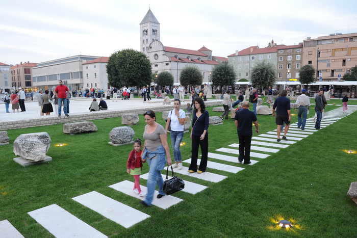 Zadar, 240910.
Danas je u Zadru svecano otvorena preuredjena Poljana Ivana Pavla 2. Poljana, odnosno prostor koji se proteze od juznog portikata Foruma prema Ulici Zadarskog mira 1358. uredila se prema idejnom projektu zadarskog arhitekta Ante Uglesica. Zadar, 240910.
Danas je u Zadru svecano otvorena preuredjena Poljana Ivana Pavla 2. Poljana, odnosno prostor koji se proteze od juznog portikata Foruma prema Ulici Zadarskog mira 1358. uredila se prema idejnom projektu zadarskog arhitekta Ante Uglesica.