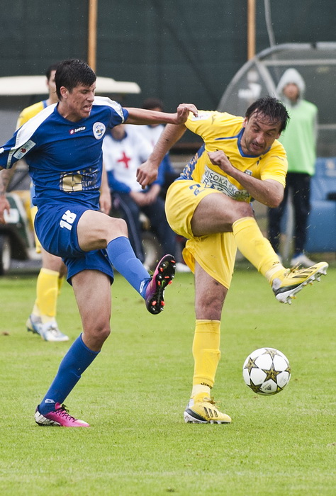 Zadar, 270413.
Stadion Stanovi.
1.HNL, 29. kolo utakmica Zadar – Inter.
Na fotografiji: plavi Zadar Stipe Perica, zuti Josip Milardovic.
Foto: Josko Ponos / CROPIX Zadar, 270413.
Stadion Stanovi.
1.HNL, 29. kolo utakmica Zadar – Inter.
Na fotografiji: plavi Zadar Stipe Perica, zuti Josip Milardovic.
Foto: Josko Ponos / CROPIX
