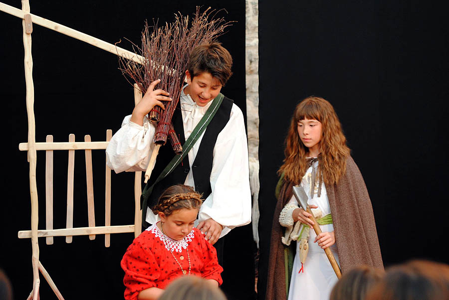 Polaznici dramsko lutkarske radionice Donatolina iz Kazališta lutaka Zadar gostovali su na ovogodišnjem Međunarodnom dječjem festivalu u Šibeniku sa predstavom “Šuma Striborova”, foto: Dino Bara Polaznici dramsko lutkarske radionice Donatolina iz Kazališta lutaka Zadar gostovali su na ovogodišnjem Međunarodnom dječjem festivalu u Šibeniku sa predstavom “Šuma Striborova”, foto: Dino Bara