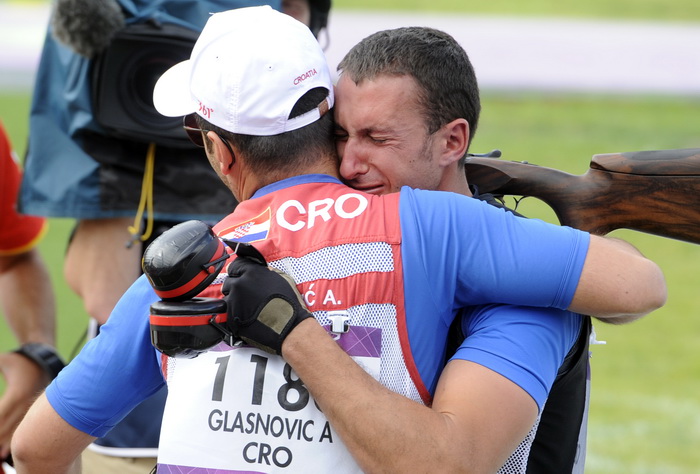London, 060812.
Hrvatski strijelci Anton Glasnovic i Giovanni Cernogoraz u finalu trapa tijekom Olimpijskih Igara u Londonu.
Na fotografiji: Giovanni Cernogoraz osvojio je zlato.
Foto: Drago Sopta / CROPIX