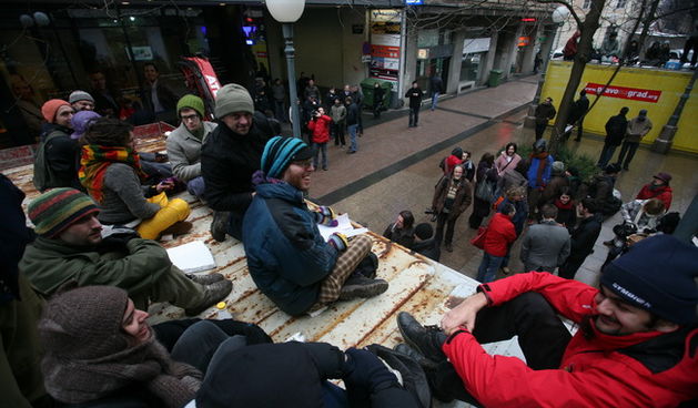 Zagreb, 050210.
Varsavska ulica.
Dva kontejnera i mnostvo aktivista Zelene akcije – Pravo na grad  osvanuli su rano jutros u Varsavskoj ulici. Radi se o nastavku prosvjeda protiv uzurpiranja dijela Varsavske ulice od strane  Hoto grupe poduzetnika Tome Ho