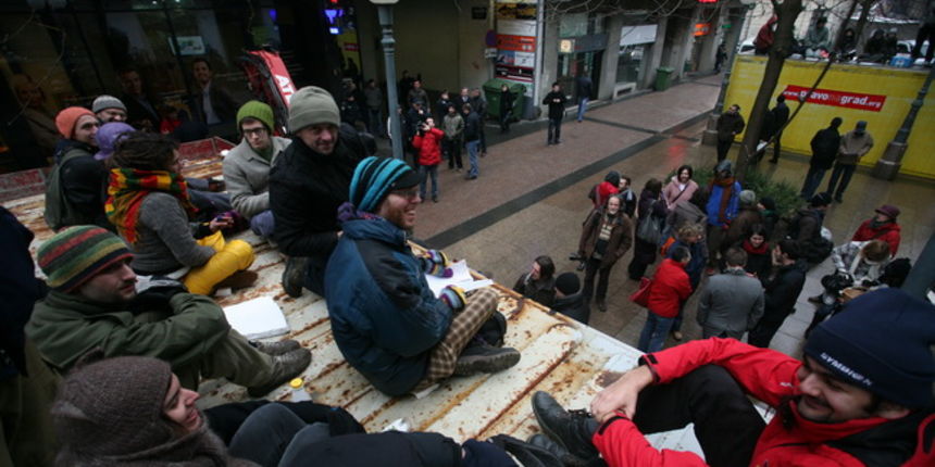 Zagreb, 050210.
Varsavska ulica.
Dva kontejnera i mnostvo aktivista Zelene akcije – Pravo na grad osvanuli su rano jutros u Varsavskoj ulici. Radi se o nastavku prosvjeda protiv uzurpiranja dijela Varsavske ulice od strane Hoto grupe poduzetnika Tome Ho Zagreb, 050210.
Varsavska ulica.
Dva kontejnera i mnostvo aktivista Zelene akcije – Pravo na grad osvanuli su rano jutros u Varsavskoj ulici. Radi se o nastavku prosvjeda protiv uzurpiranja dijela Varsavske ulice od strane Hoto grupe poduzetnika Tome Ho
