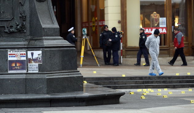 Zagreb, 230113.
Trg bana Jelacica.
Policija obavlja ocevid nakon sto je sinoc oko 2:25 sati izmedju spomenika Josipu banu Jelacicu i satora aktivirana eksplozivna naprava.
Na fotografiji: policijski ocevid.
Foto: Tomislav Kristo / CROPIX