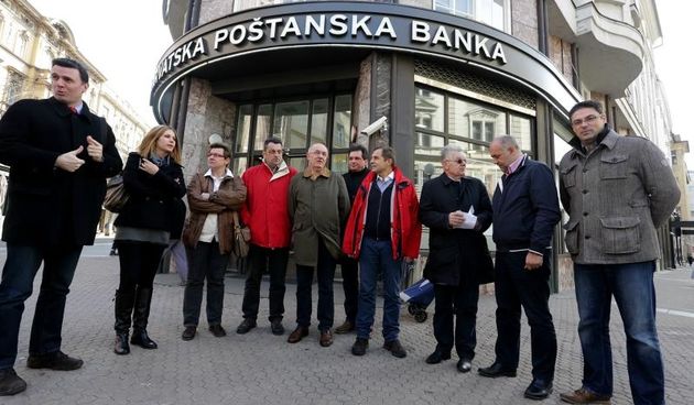 Celnici Hrvatske udruge bolnickih lijecnika ispred Postanske banke su podrzali akciju Kupovinom komanditnih uloga drustva Visia Croatica. Ivica Babic. Photo: Zarko Basic/PIXSELL Autor  Zarko Basic/PIXSELL Ključne riječi  Imunoloski zavod, Ivica Babic, hrv